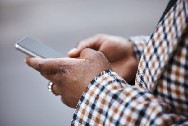 Händer hållandes mobiltelefon